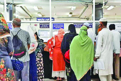 The file photo shows that the bank customers queue up at a teller counter amid growing complaints of harassment and delays in withdrawing their own money