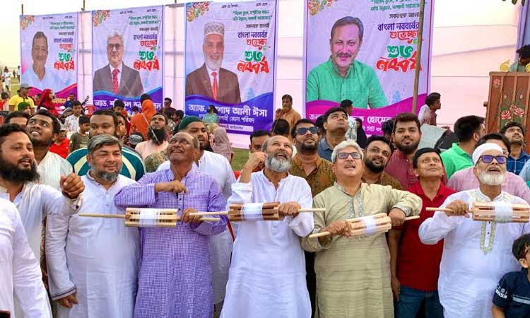 Colourful kite festival in Rajshahi brightens Padma riverbank