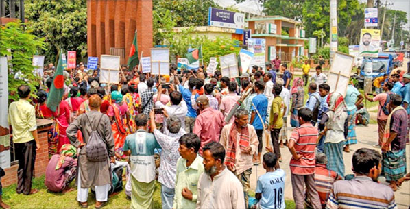 Santals stand demanding trial of accused at SP office