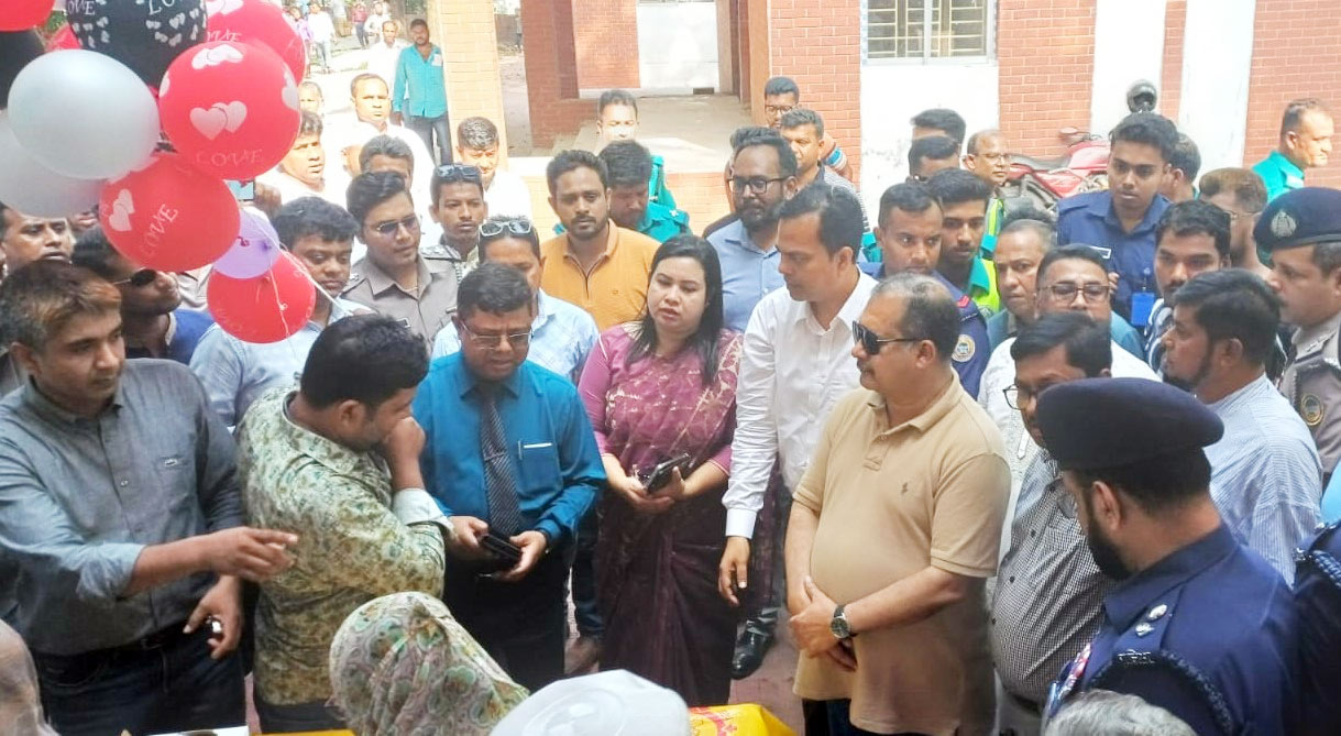 Information Minister inaugurates measles and rubella vaccination campaign in Barisal district