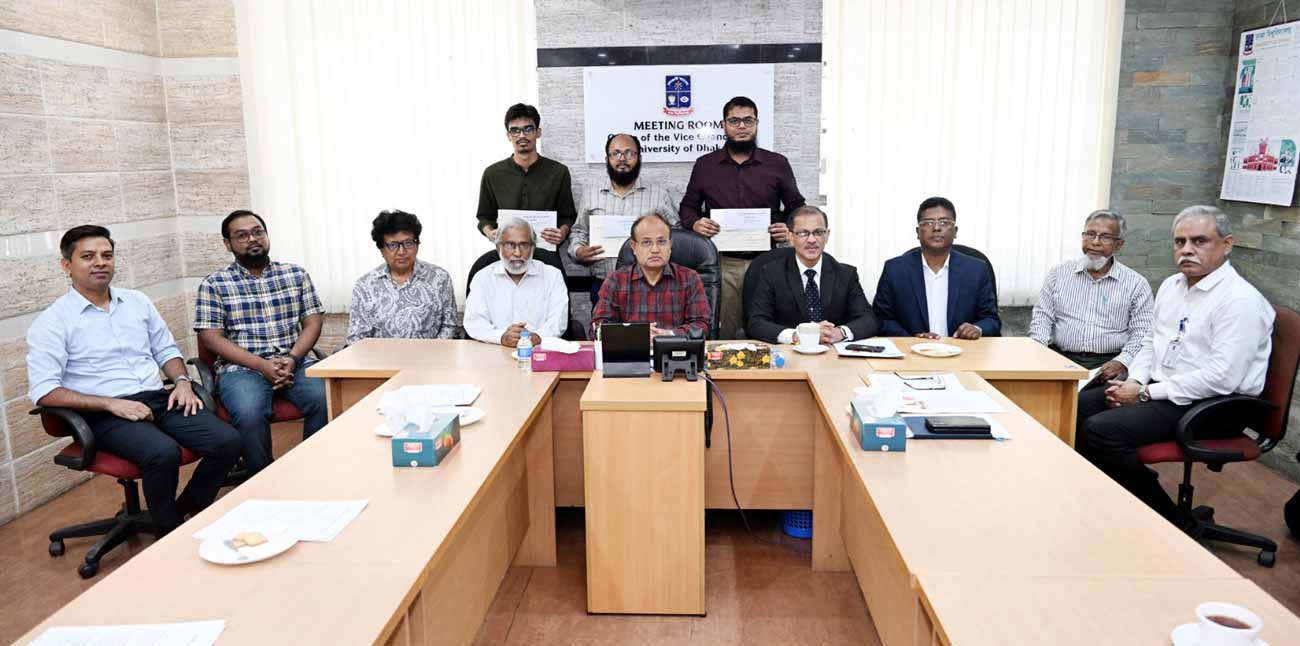 DU Awards Memorial Scholarships to Meritorious Students